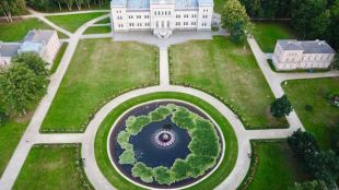 150 лет Микалоюсу Чюрленису - Гений и Плунге: парковый комплекс Жемайтийского Версаля, Тартар из осьминога с помидорами-конфи и Соколиная охота!