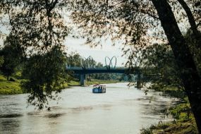 Ar upes tramvaju pa Gauju, Valmieras teātri un našķošanos japāņu stilā - Hamachi zivs seviče!